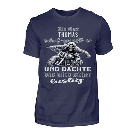 Ein mit Namen personalisierbares Biker T-Shirt für Motorradfahrer von Wingbikers mit dem Aufdruck, Als Gott mich schuf grinste er und dachte, das wird sicher lustig! - in navy. 