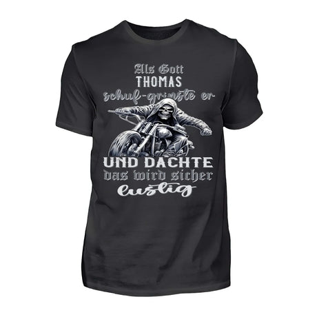 Ein mit Namen personalisierbares Biker T-Shirt für Motorradfahrer von Wingbikers mit dem Aufdruck, Als Gott mich schuf grinste er und dachte, das wird sicher lustig! - in schwarz. 