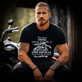 Ein Biker mit einem personalisierbaren Biker-T-Shirt für Motorradfahrer von Wingbikers mit dem Aufdruck, Als Gott mich schuf grinste er und dachte, das wird sicher lustig! 