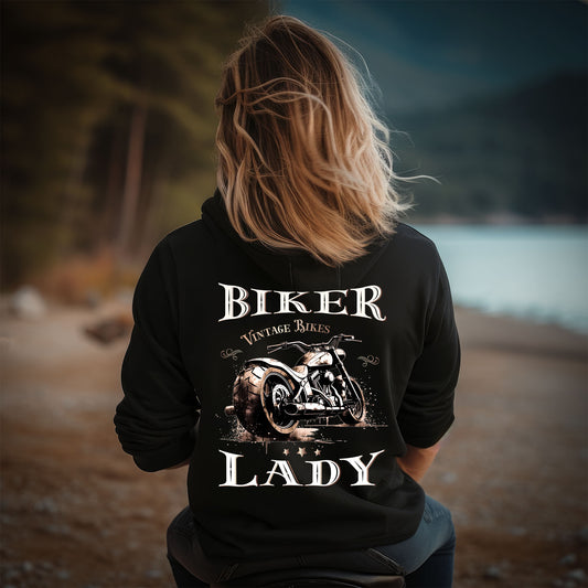 Eine Frau mit einem Damen Hoodie für Motorradfahrerinnen von Wingbikers mit dem Aufdruck, Biker Lady, in schwarz.