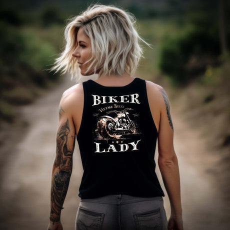 Eine Bikerin mit einem Tanktop für Motorradfahrerinnen von Wingbikers mit dem Aufdruck, Biker Lady - mit einer Chopper im vintage Stil, mit Back Print - in schwarz.