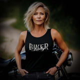 Eine Bikerin mit einem Tanktop für Motorradfahrerinnen von Wingbikers mit dem Aufdruck, Biker Lady, in schwarz.