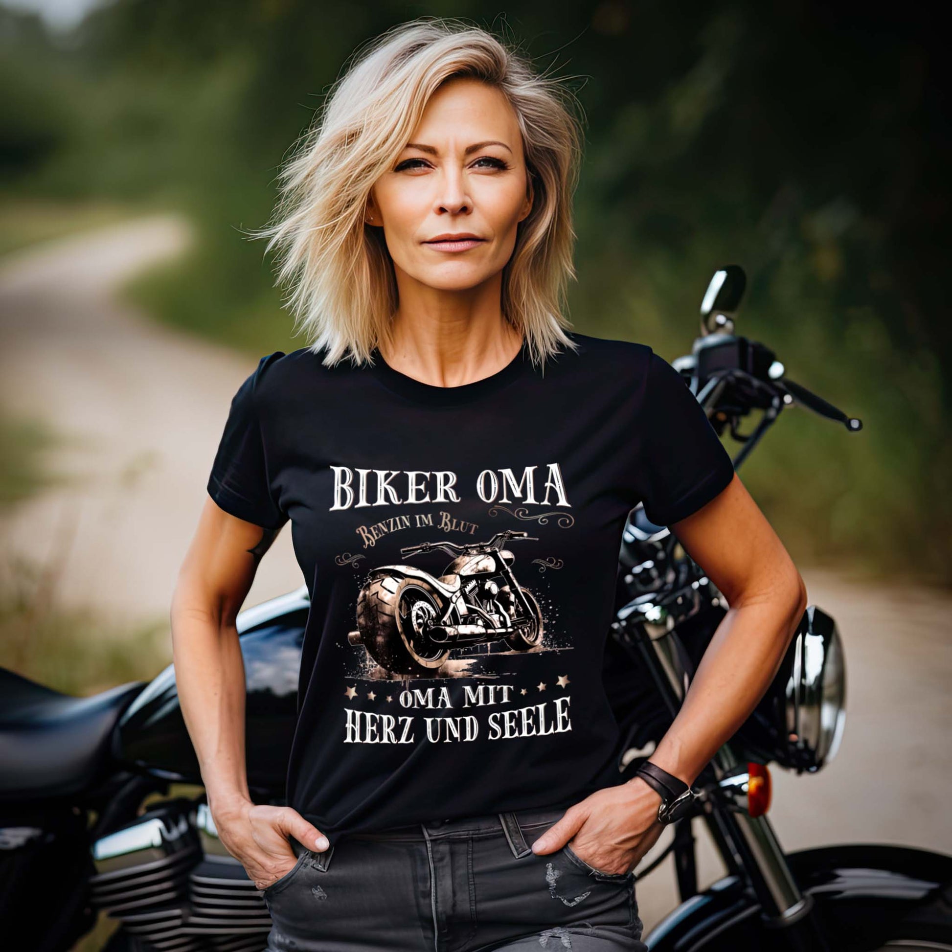 Eine Frau mit einem T-Shirt für Motorradfahrerinnen von Wingbikers mit dem Aufdruck, Biker Oma - Benzin im Blut - Oma mit Herz und Seele, leger geschnitten, in schwarz.