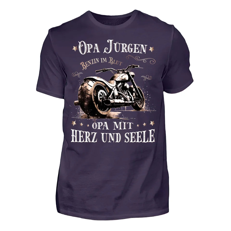 Ein personalisierbares Biker T-Shirt für Motorradfahrer von Wingbikers mit dem Aufdruck, Biker Opa - Benzin im Blut - Opa mit Herz und Seele, in aubergine.