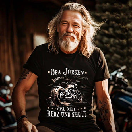 Ein Biker mit einem personalisierbaren  T-Shirt für Motorradfahrer von Wingbikers mit dem Aufdruck, Biker Opa - Benzin im Blut - Opa mit Herz und Seele, in schwarz.