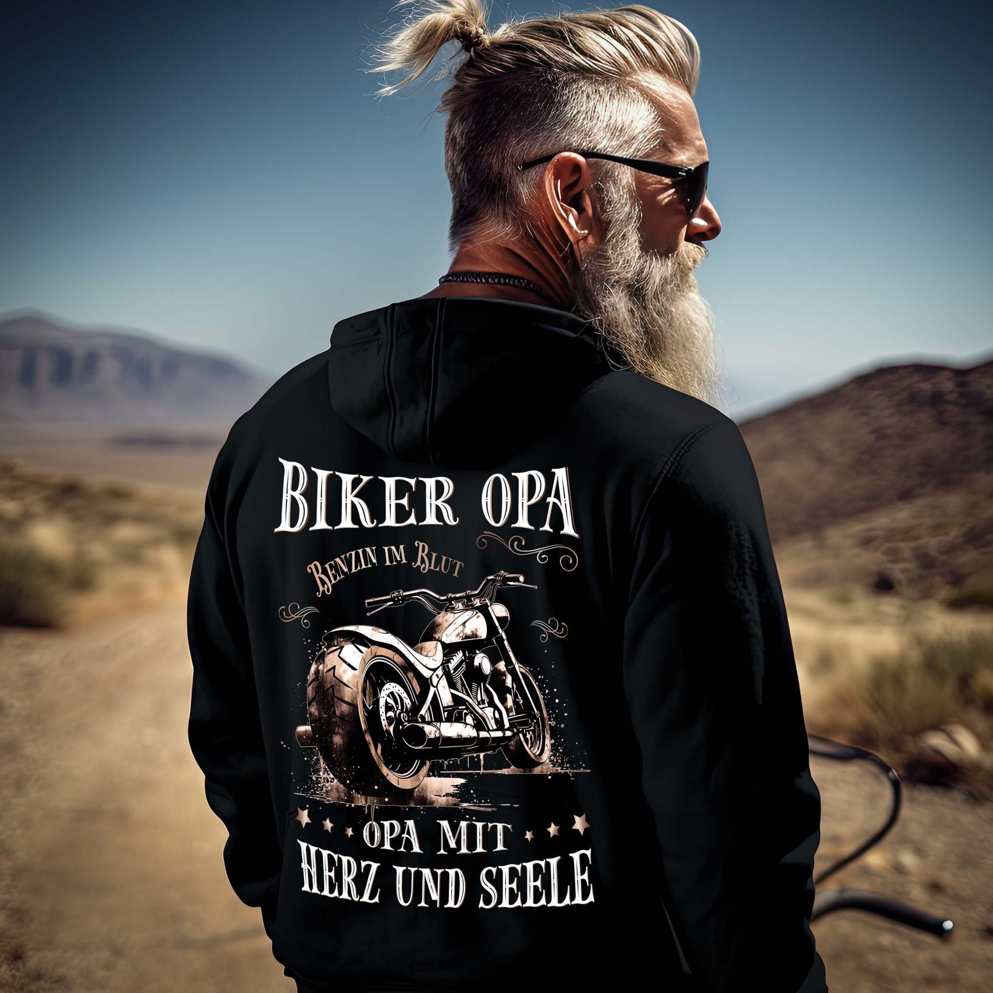Ein Biker mit einer Reißverschluss-Jacke für Motorradfahrer von Wingbikers mit dem Aufdruck, Biker Opa - Benzin im Blut - Opa mit Herz und Seele, in schwarz.