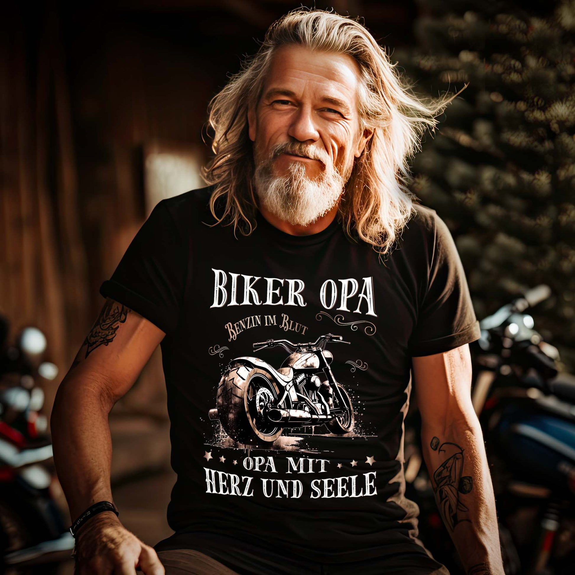 Ein Biker mit einem T-Shirt für Motorradfahrer von Wingbikers mit dem Aufdruck, Biker Opa - Benzin im Blut - Opa mit Herz und Seele, in schwarz.