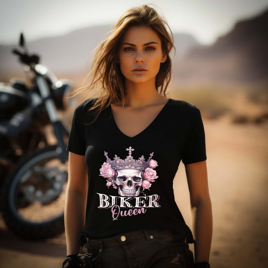 Eine Bikerin mit einem T-Shirt mit V-Ausschnitt für Motorradfahrerinnen von Wingbikers mit dem Aufdruck, Biker Queen - in schwarz.