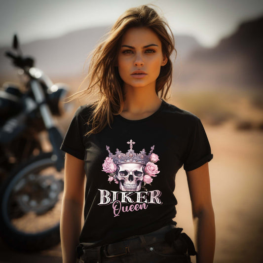 Eine Bikerin mit einem T-Shirt für Motorradfahrerinnen von Wingbikers mit dem Aufdruck, Biker Queen - leger geschnitten, in schwarz.
