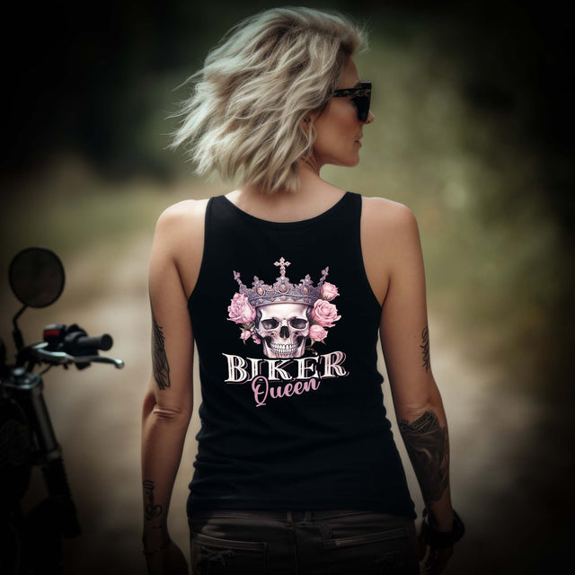 Eine Bikerin mit einem Tanktop für Motorradfahrerinnen von Wingbikers mit dem Aufdruck, Biker Queen - mit Backprint, in schwarz.