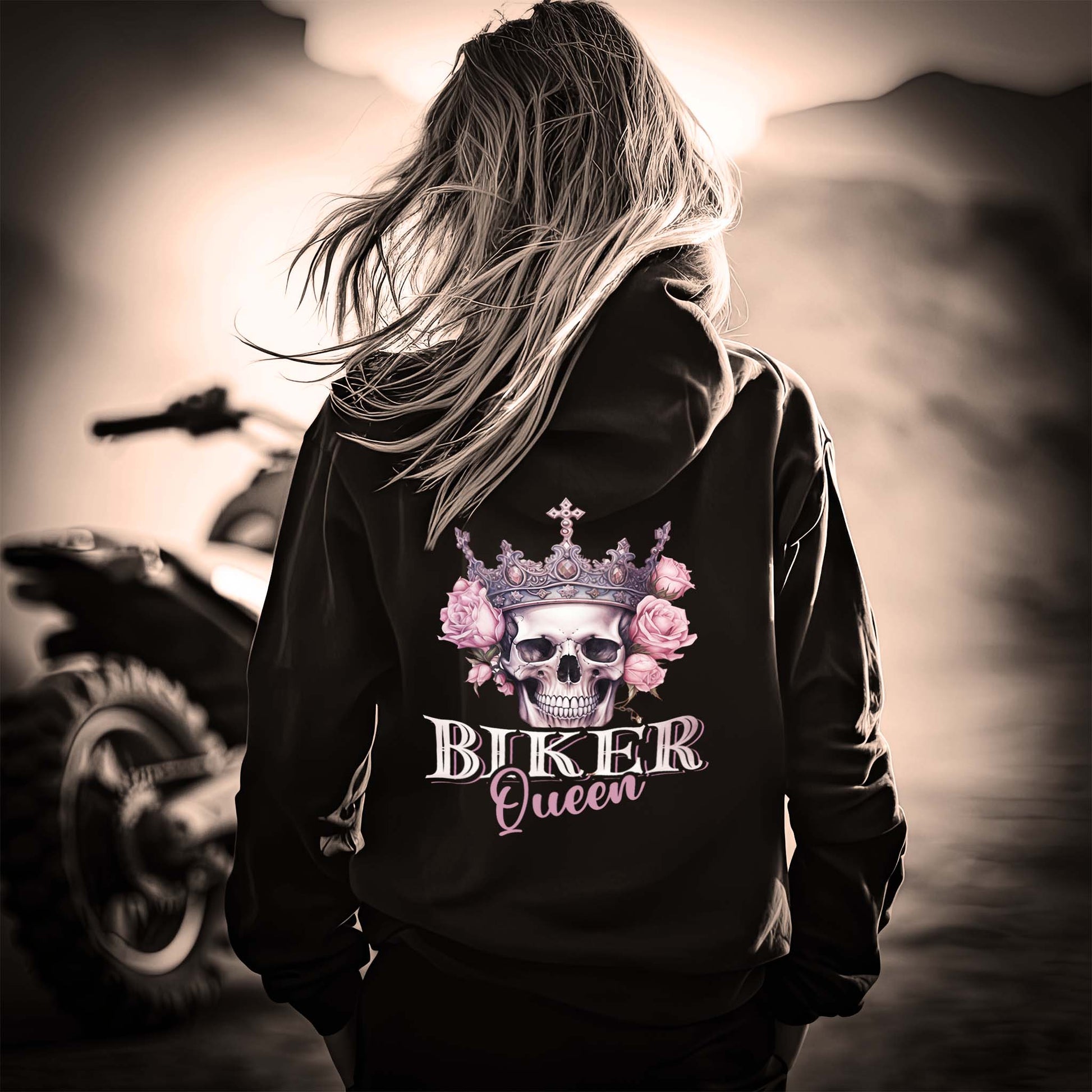 Eine Bikerin mit einem Hoodie für Motorradfahrerinnen von Wingbikers mit dem Aufdruck, Biker Queen - mit Back Print, in schwarz.