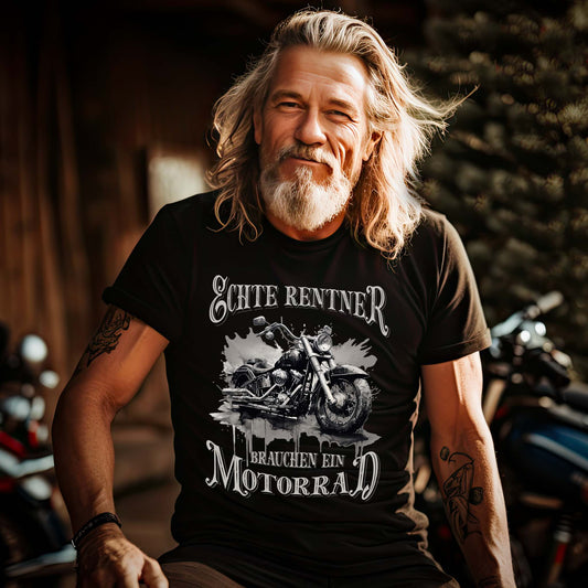 Ein Motorradfahrer mit einem Biker T-Shirt von Wingbikers mit dem Aufdruck, Echte Rentner brauchen ein Motorrad, in schwarz.