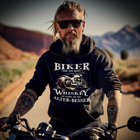 Ein Biker mit einem Hoodie von Wingbikers mit einem vintage Aufdruck, Biker sind wie gute Whiskey - wir werden mit dem Alter besser, in schwarz. 
