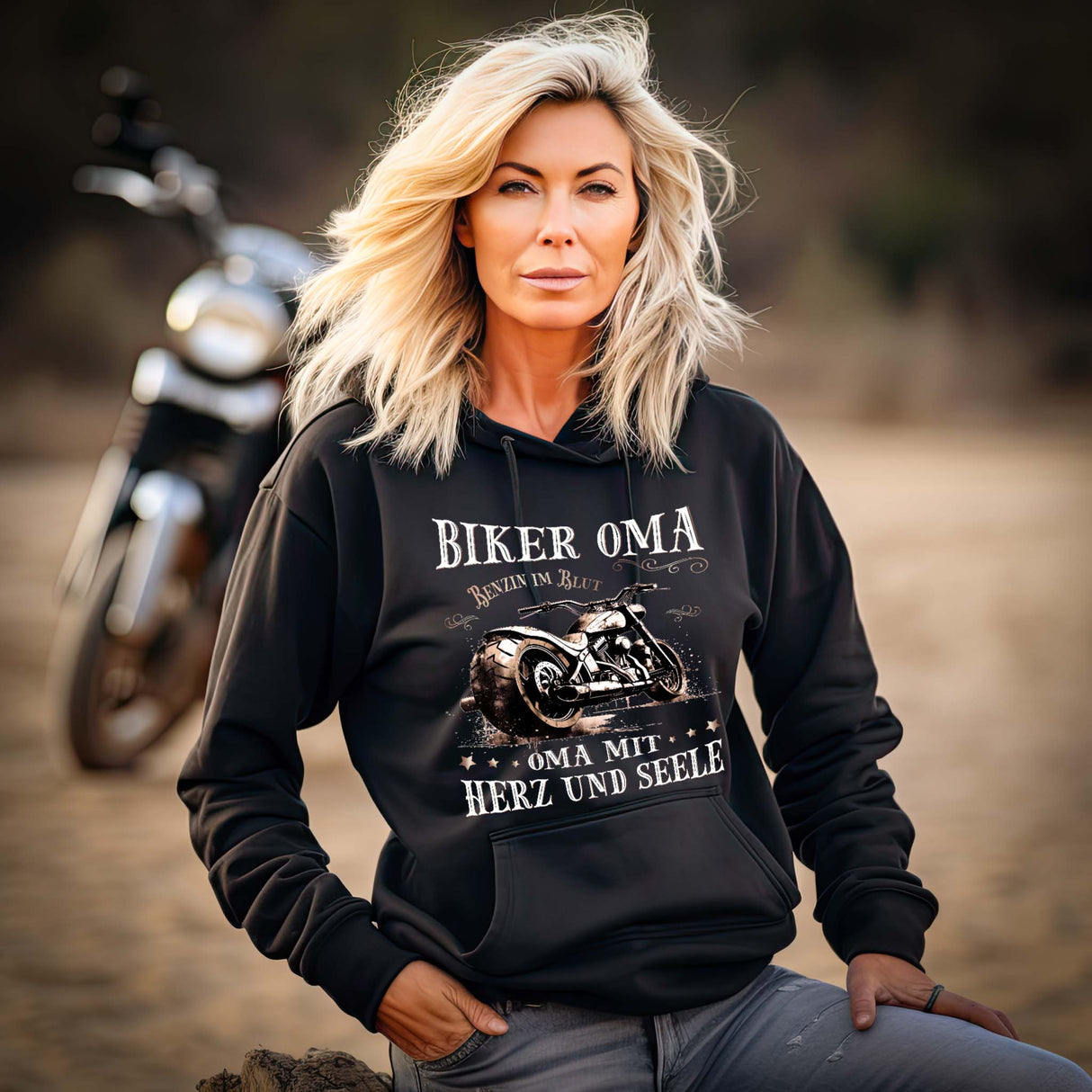 Eine Frau mit einem Hoodie für Motorrad fahrende Omas von Wingbikers mit dem Aufdruck, Biker Oma - Benzin im Blut - Oma mit Herz und Seele, in schwarz.