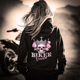 Eine Frau mit einem Hoodie für Motorradfahrende Frauen von Wingbikers mit dem Aufdruck, Biker Queen - mit Back Print, in schwarz.