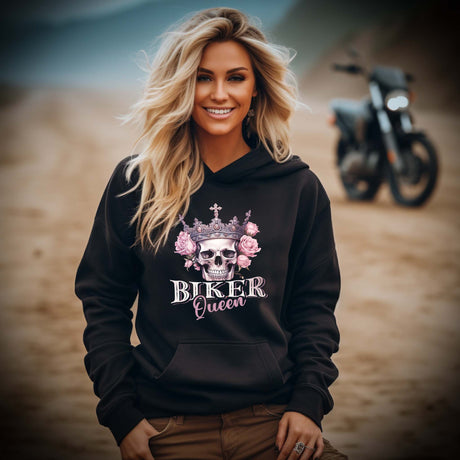 Eine Frau mit einem Hoodie für Motorradfahrende Frauen von Wingbikers mit dem Aufdruck, Biker Queen - in schwarz.