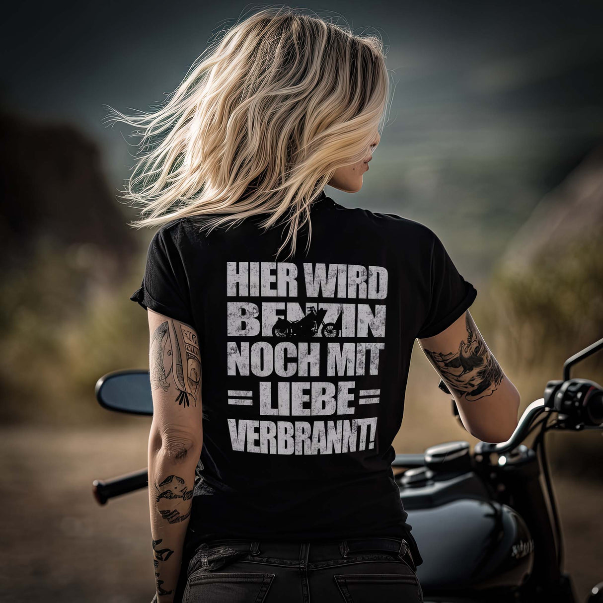 Ein Bikerin mit einem T-Shirt für Motorradfahrerinnen von Wingbikers mit dem Aufdruck, Hier wird Benzin noch mit Liebe verbrannt - mit Back Print, in schwarz.