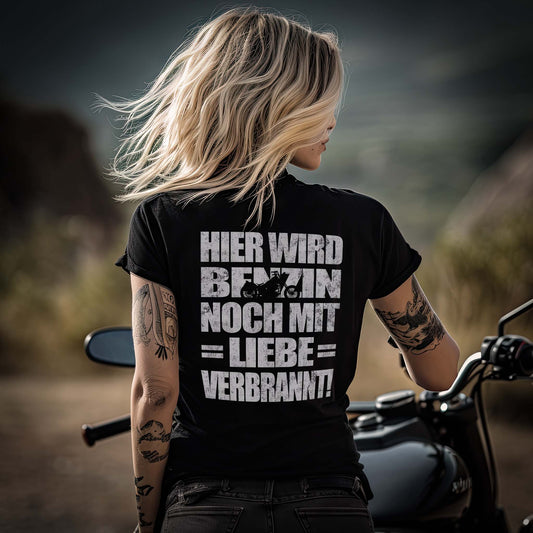 Ein Bikerin mit einem T-Shirt für Motorradfahrerinnen von Wingbikers mit dem Aufdruck, Hier wird Benzin noch mit Liebe verbrannt - mit Back Print, in schwarz.