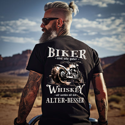 Ein Motorradfahrer mit einem Biker T-Shirt mit einem vintage Aufdruck, Biker sind wie gute Whiskey - wir werden mit dem Alter besser mit Back Print in schwarz. 