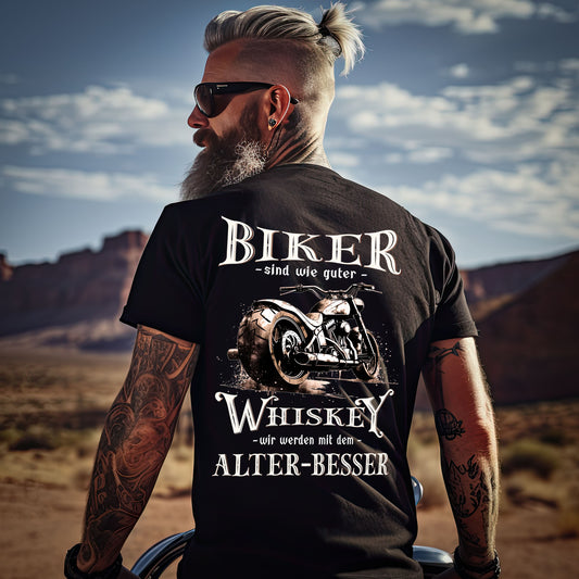 Ein Motorradfahrer mit einem Biker T-Shirt mit einem vintage Aufdruck, Biker sind wie gute Whiskey - wir werden mit dem Alter besser mit Back Print in schwarz. 