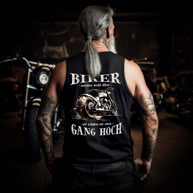 Ein Biker Tanktop für Motorradfahrer von Wingbikers mit dem Aufdruck, Biker werden nicht älter - Wir schalten nur einen Gang hoch! als Back Print - in schwarz.