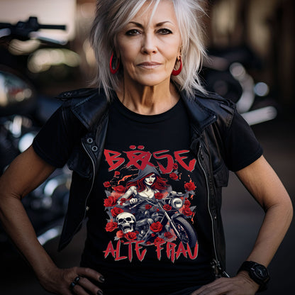 Eine Bikerin mit einem T-Shirt für Motorradfahrerinnen von Wingbikers mit dem Aufdruck, Böse Alte Frau - leger geschnitten, in schwarz.