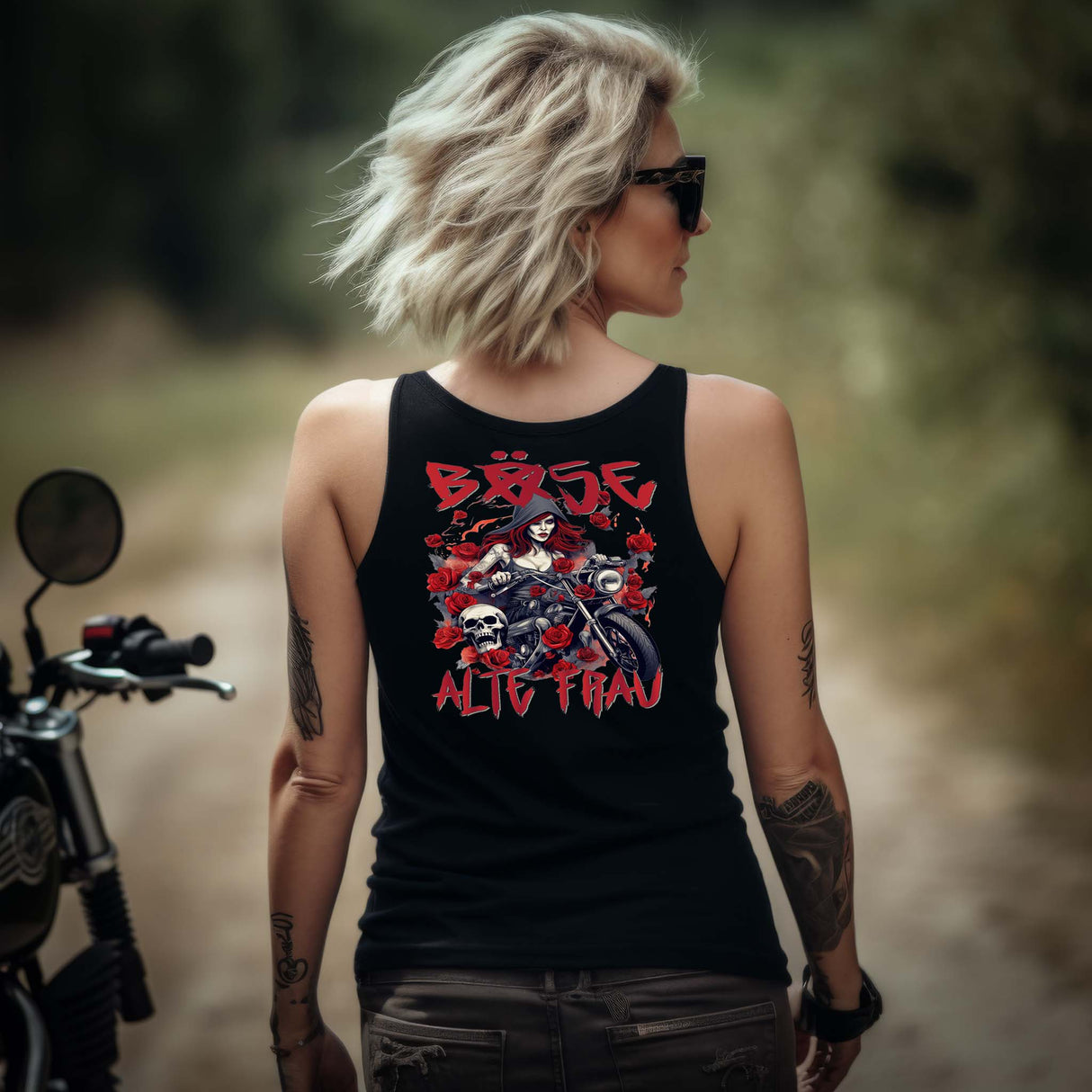 Eine Frau mit einem Tanktop für Motorradfahrerinnen von Wingbikers mit dem Aufdruck, Böse Alte Frau, mit Back Print - in schwarz.