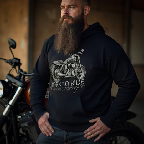 Ein Biker mit einem Hoodie von Wingbikers, mit dem Aufdruck, Born to Ride, in Schwarz.