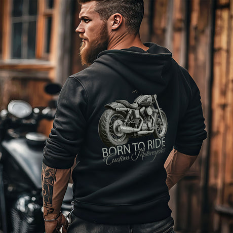 Ein Biker mit einem Hoodie von Wingbikers, mit dem Aufdruck, Born to Ride -mit Backprint, in Schwarz.