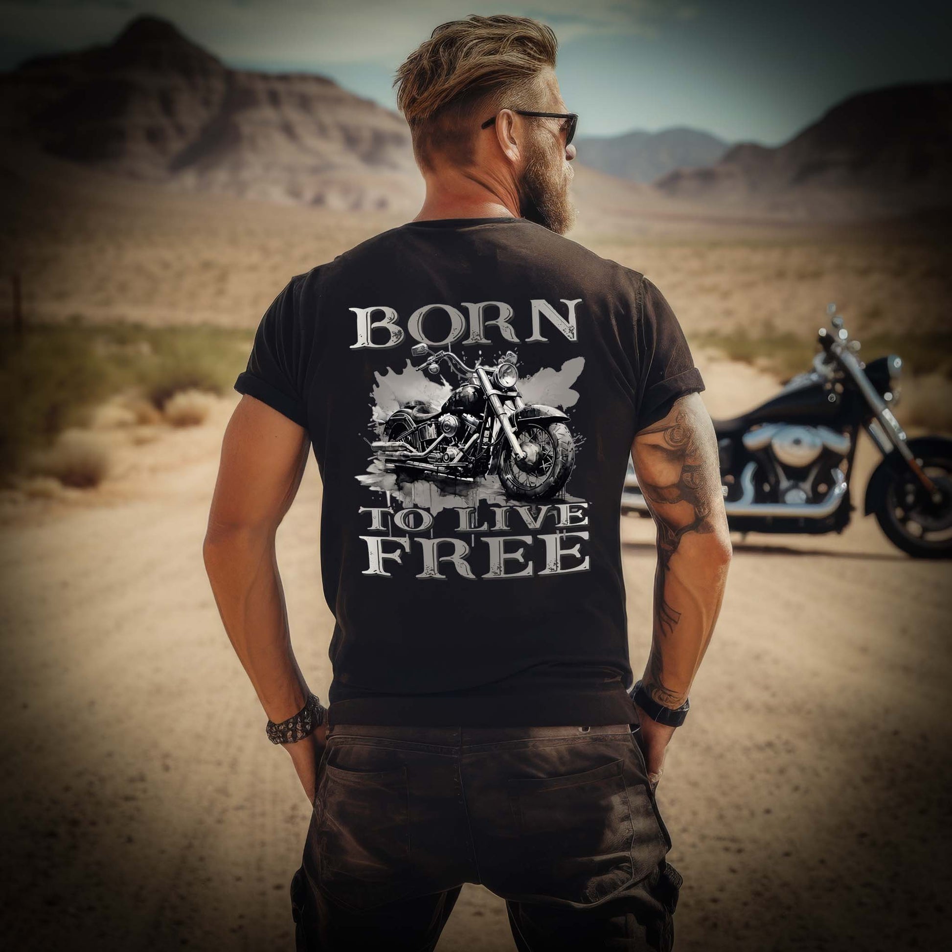 Ein Biker mit einem T-Shirt für Motorradfahrer von Wingbikers mit dem Aufdruck,  Born to Live Free - mit Back Print, in schwarz. 