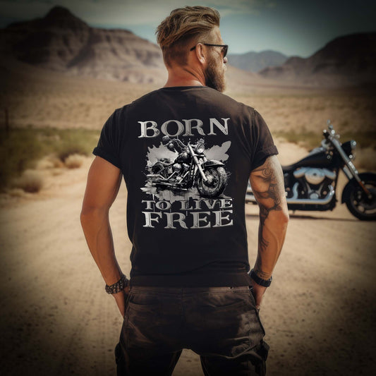 Ein Biker mit einem T-Shirt für Motorradfahrer von Wingbikers mit dem Aufdruck,  Born to Live Free - mit Back Print, in schwarz. 
