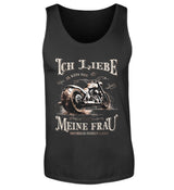 Ein Biker Tanktop für Motorradfahrer von Wingbikers mit dem Aufdruck, Ich liebe meine Frau, wenn sie mich Motorrad fahren lässt! - in schwarz.