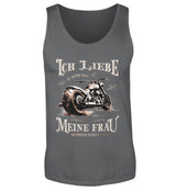 Ein Biker Tanktop für Motorradfahrer von Wingbikers mit dem Aufdruck, Ich liebe meine Frau, wenn sie mich Motorrad fahren lässt! - in dunkelgrau.