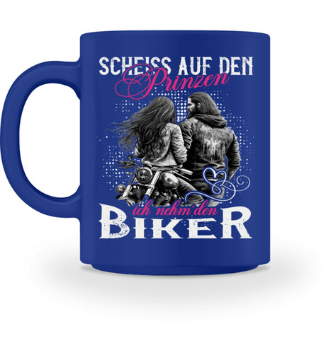 Eine Tasse für Motorradfahrerinnen von Wingbikers, mit dem beidseitigen Aufdruck, Scheiß auf den Prinzen, ich nehm' den Biker, in royal blau.