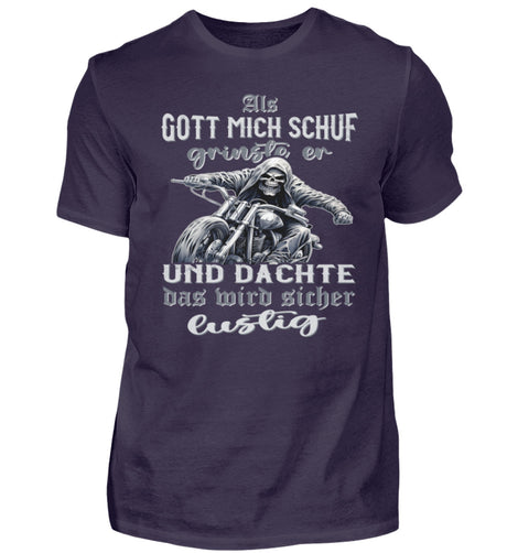 Ein Biker T-Shirt für Motorradfahrer von Wingbikers mit dem Aufdruck, Als Gott mich schuf grinste er und dachte, das wird sicher lustig! - in aubergine. 