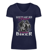 Ein T-Shirt mit V-Ausschnitt für Motorradfahrerinnen von Wingbikers mit dem Aufdruck, Scheiß auf den Prinzen, ich nehm' den Biker, in marine blau.