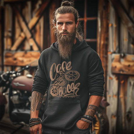 Ein Biker mit einem Hoodie für Motorradfahrer von Wingbikers mit dem Aufdruck, Café Racer - in einem modernen vintage Look, in schwarz.