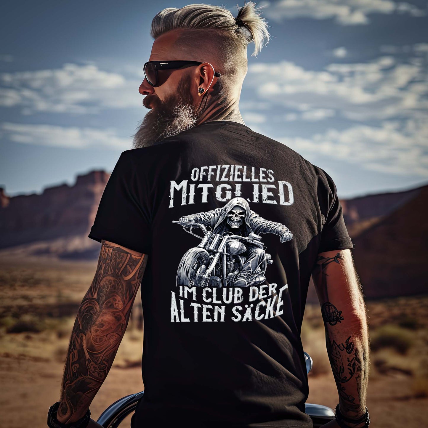Ein Motorradfahrer mit einem T-Shirt mit Back Print von Wingbikers mit dem Aufdruck, Offizielles Mitglied im Club der alten Säcke, in schwarz.  