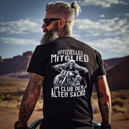 Ein Motorradfahrer mit einem T-Shirt mit Back Print von Wingbikers mit dem Aufdruck, Offizielles Mitglied im Club der alten Säcke, in schwarz.  