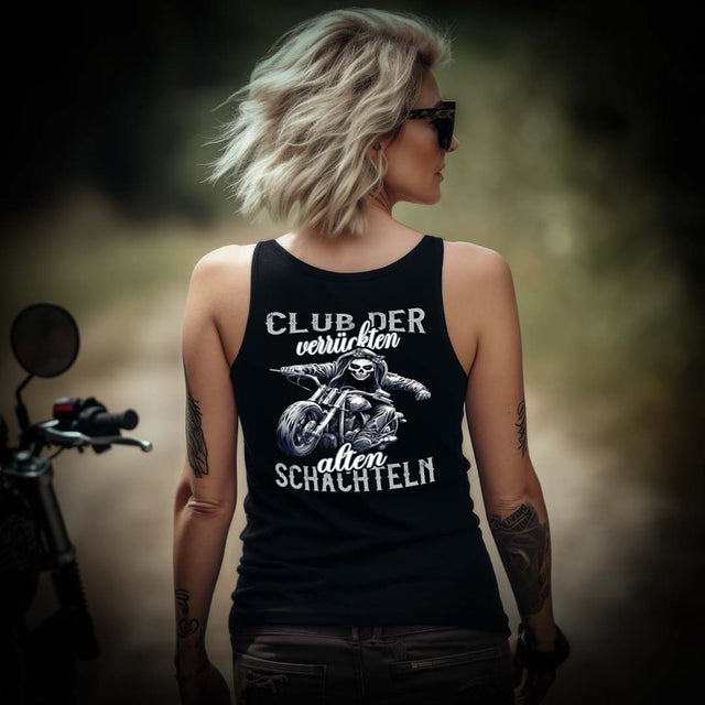 Eine Bikerin mit einem Tanktop für Motorradfahrerinnen von Wingbikers mit dem Aufdruck, Club der verrückten alten Schachteln - mit Back Print, in schwarz.