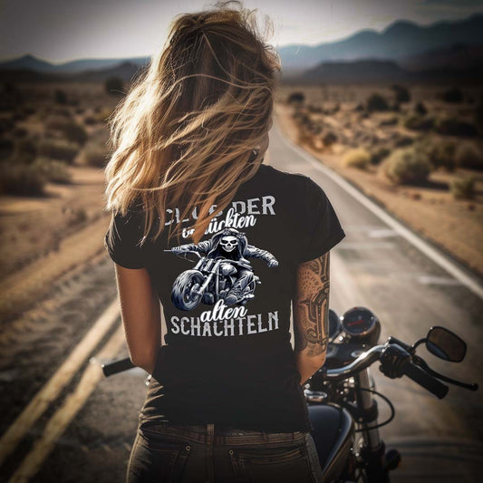 Eine Bikerin mit einem T-Shirt mit V-Ausschnitt für Motorradfahrerinnen von Wingbikers mit dem Aufdruck, Club der verrückten alten Schachteln - mit Back Print, in schwarz.