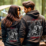 Motorradfahrer mit einer Reißverschluss-Jacke von Wingbikers, mit dem Aufdruck, Love is, When You Like Someone As Much As Your Motorcycle, in schwarz.