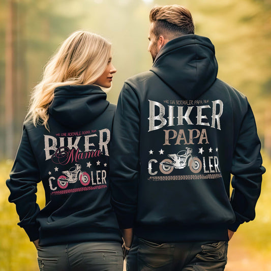 Ein Vater mit einer Reißverschluss-Jacke für motorradfahrende Väter von Wingbikers mit dem Aufdruck, Biker Papa, wie ein normaler Papa, nur viel cooler, in schwarz.