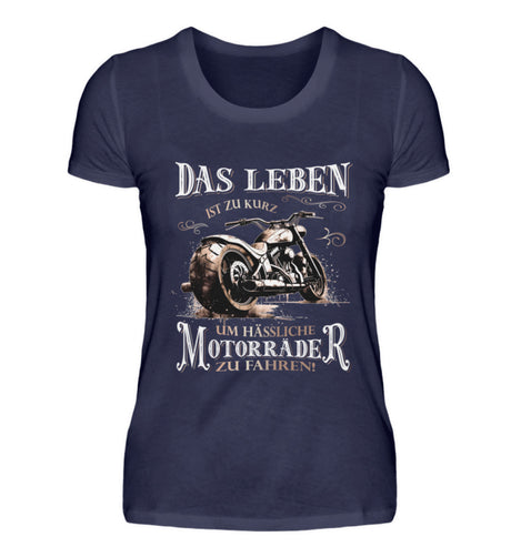 Ein Bikerin T-Shirt für Motorradfahrerinnen von Wingbikers mit dem Aufdruck, Das Leben ist zu kurz, um hässliche Motorräder zu fahren - in navy blau.