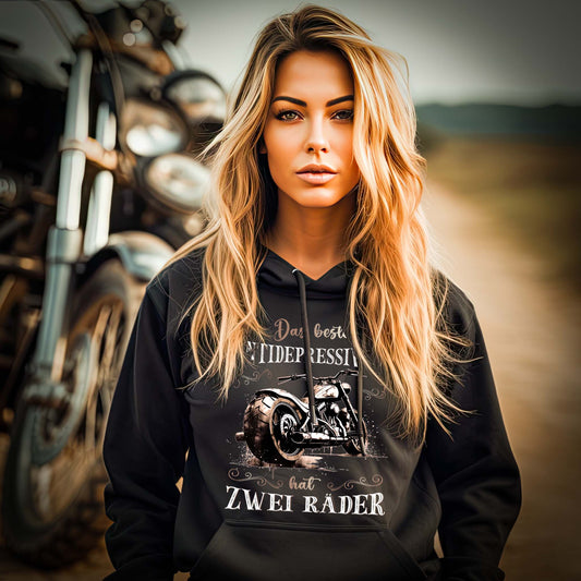 Eine Frau mit einem Damen Hoodie für Motorradfahrerinnen von Wingbikers mit dem Aufdruck, Das beste Antidepressivum hat zwei Räder, in schwarz.