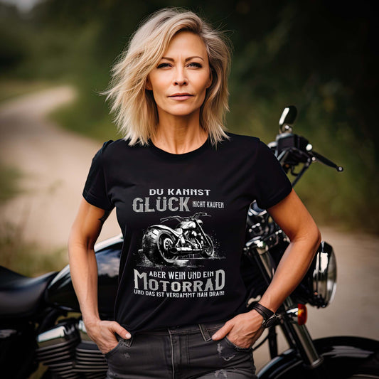 Eine Bikerin mit einem T-Shirt für Motorradfahrerinnen von Wingbikers mit dem Aufdruck, Du kannst Glück nicht kaufen, aber Wein und ein Motorrad und das ist verdammt nah dran! - in schwarz.
