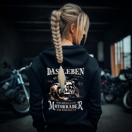 Eine Bikerin mit einem Hoodie für Motorradfahrerinnen von Wingbikers mit dem Aufdruck, Das Leben ist zu kurz, um hässliche Motorräder zu fahren - mit Back Print, in schwarz.