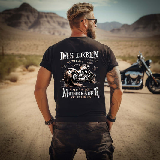 Ein Biker mit einem T-Shirt für Motorradfahrer von Wingbikers mit dem Aufdruck, Das Leben ist zu kurz, um hässliche Motorräder zu fahren - mit Back Print, in schwarz.