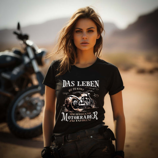 Eine Bikerin mit einem T-Shirt für Motorradfahrerinnen von Wingbikers mit dem Aufdruck, Das Leben ist zu kurz, um hässliche Motorräder zu fahren - in schwarz.