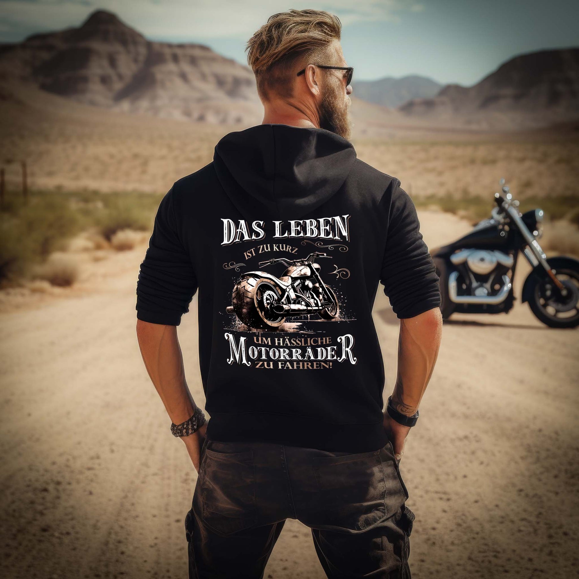 Ein Biker mit einem Hoodie für Motorradfahrer von Wingbikers mit dem Aufdruck, Das Leben ist zu kurz, um hässliche Motorräder zu fahren - mit Back Print, in schwarz.